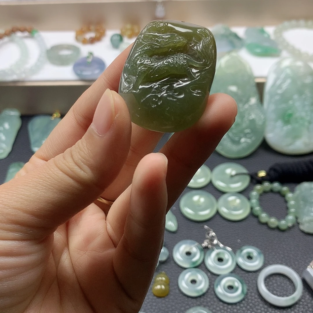 翡翠未镶嵌颈饰麒麟