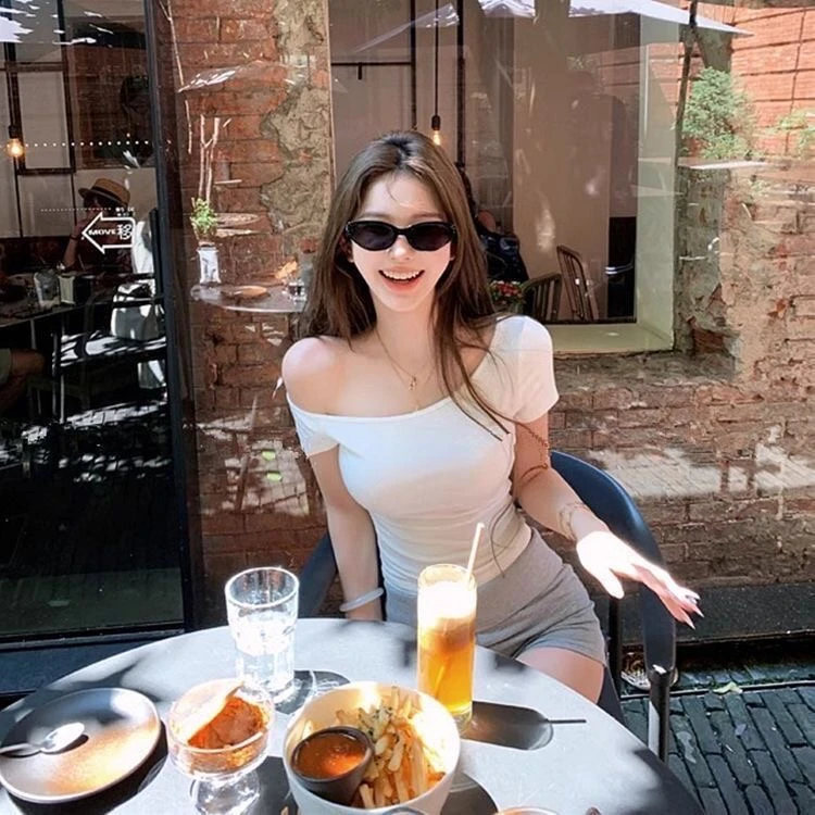 法式复古港风辣妹斜肩短袖露肩t恤女夏季街头风修身收腰套头上衣