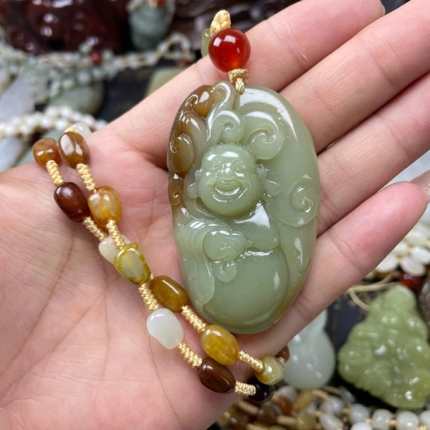 和田玉，新疆且末细肉糖逍遥佛挂件