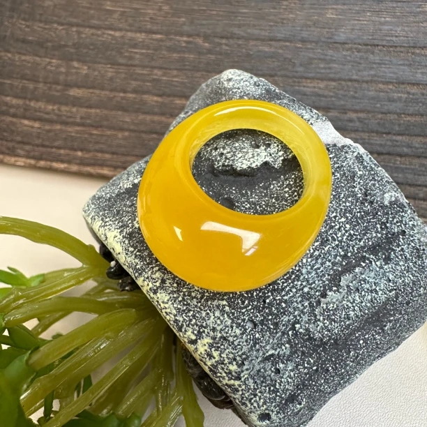 18.5圈口焦皮料蜜蜡面包戒圈时尚珠宝天然妖花蜜蜡戒鸡油黄浓蜡