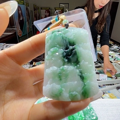 翡翠未镶嵌颈饰一个