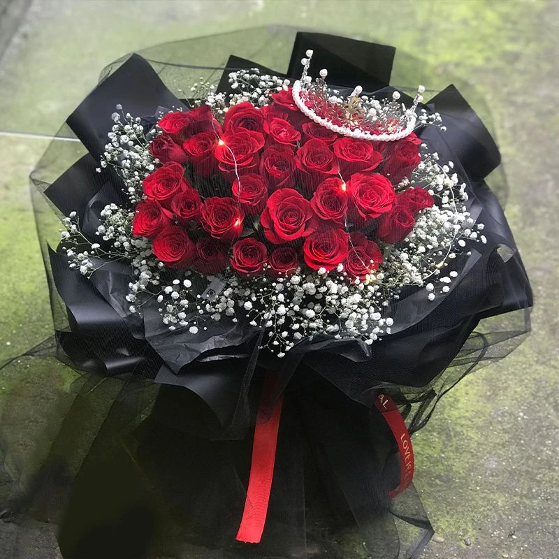黑纱红色的玫瑰花束+满天星+皇冠+灯带