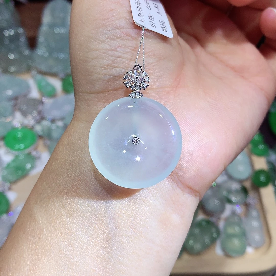 翡翠18K金镶嵌颈饰扣子
