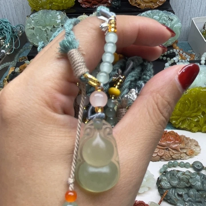 蛇纹石玉未镶嵌颈饰