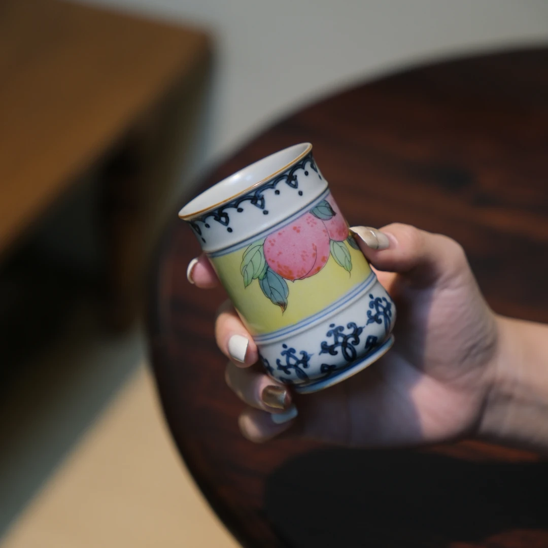 【半闲】归屿堂 | 黄底寿桃手握闻香杯
