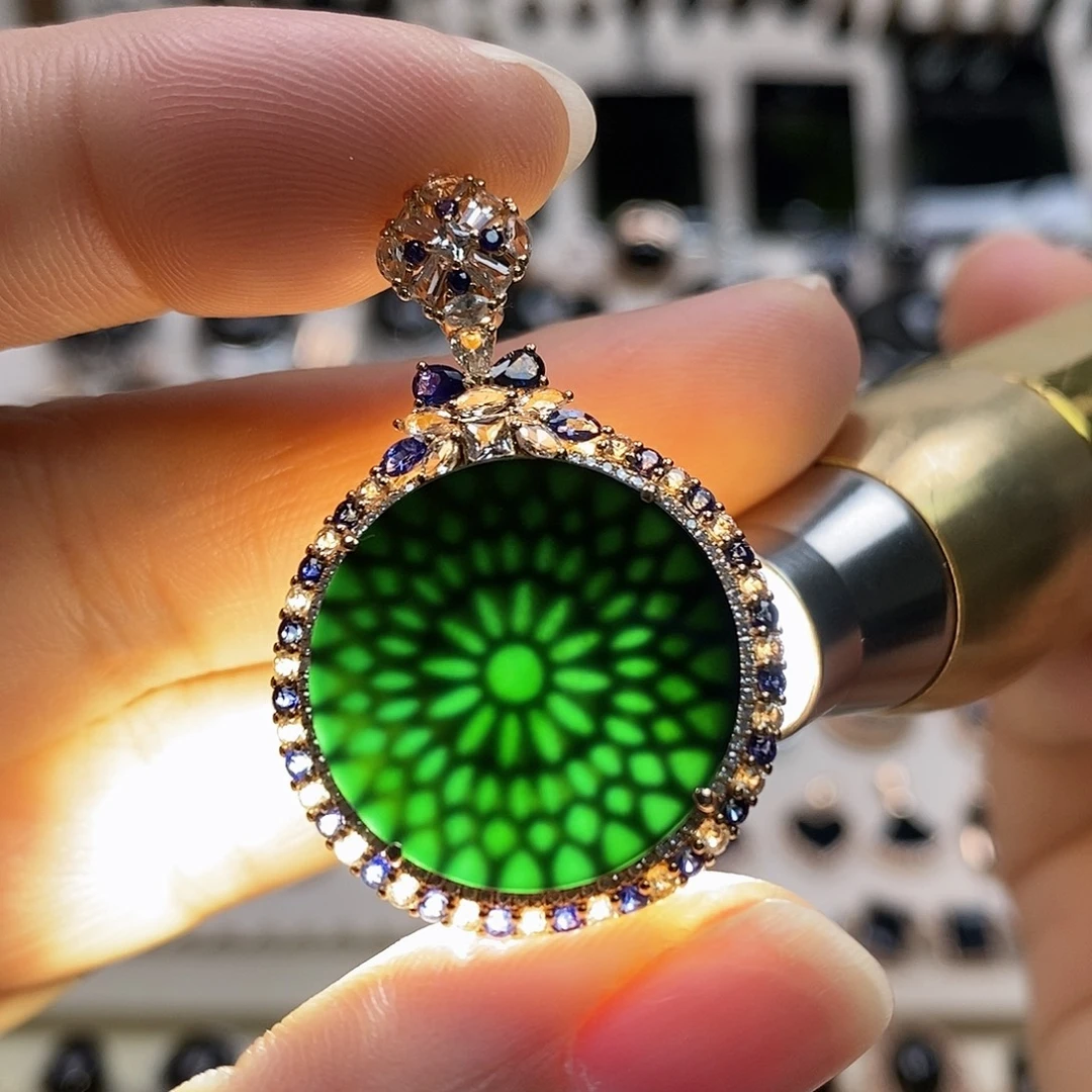 翡翠18K金镶嵌颈饰