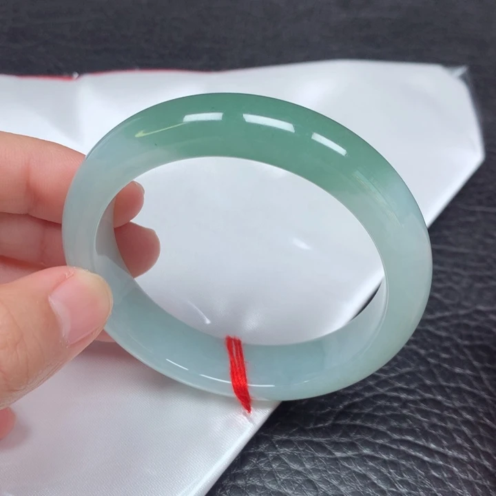 翡翠手镯未镶嵌。