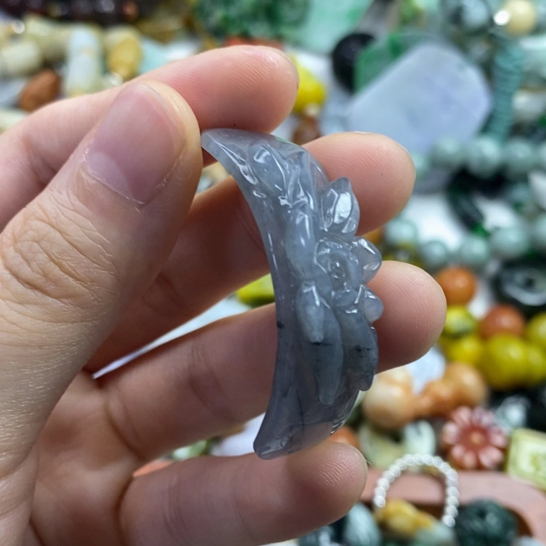 翡翠未镶嵌颈饰美