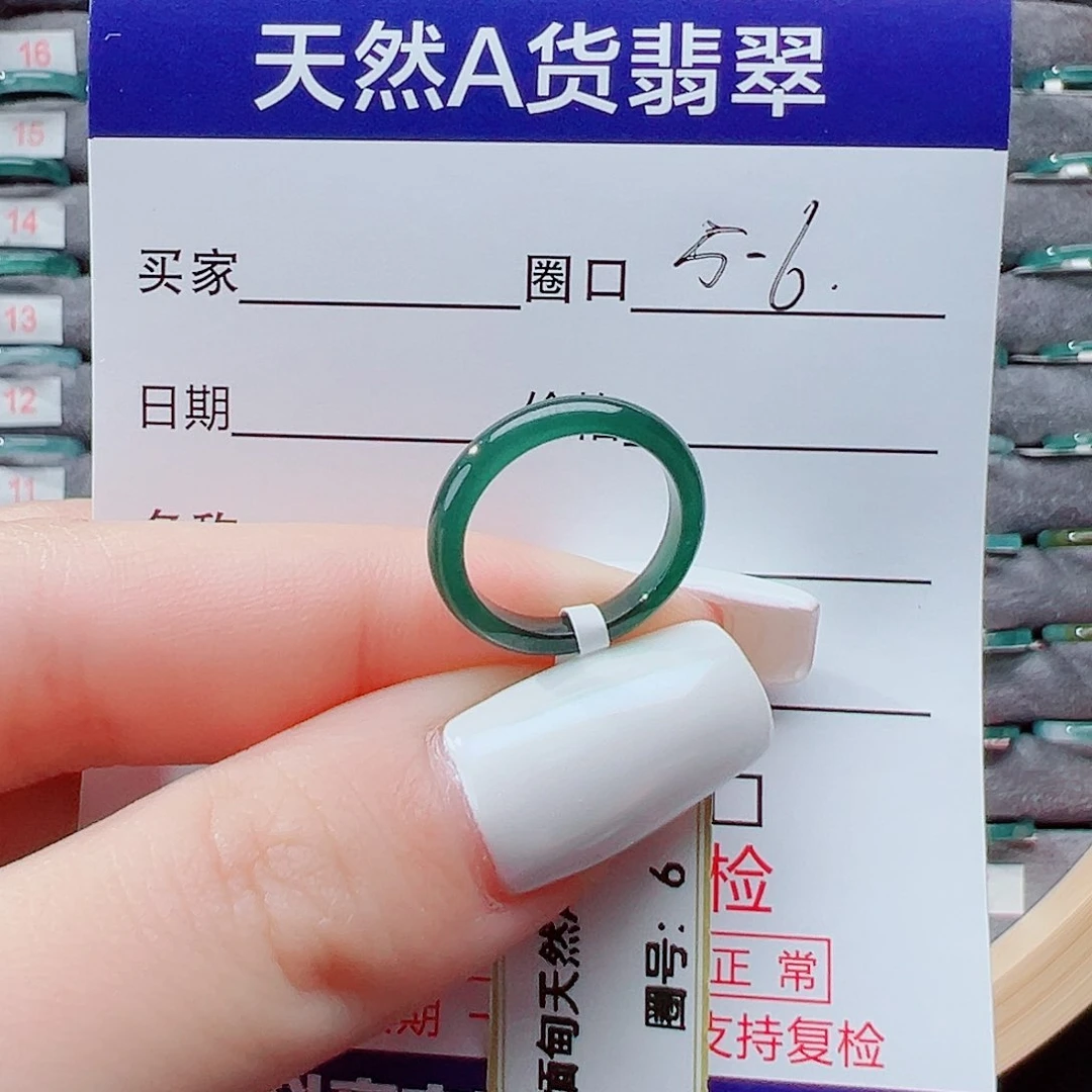 未镶嵌戒指翡翠是**。翡翠