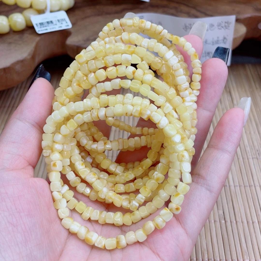 未镶嵌蜜蜡裸石多样性发其中一个