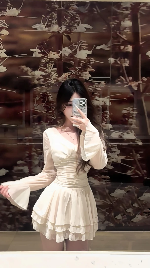 甜美纯欲风杏色V领收腰喇叭袖连衣裙女秋季新款约会战袍短裙子