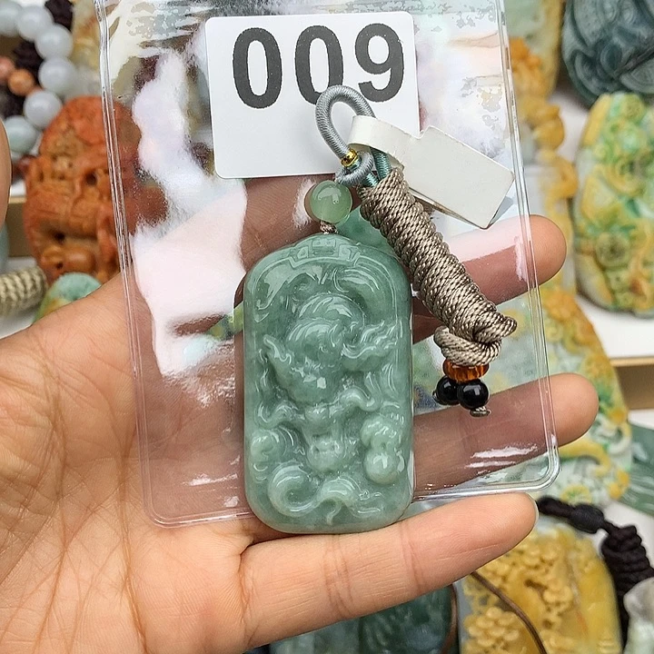 翡翠未镶嵌颈饰虎**空翡翠