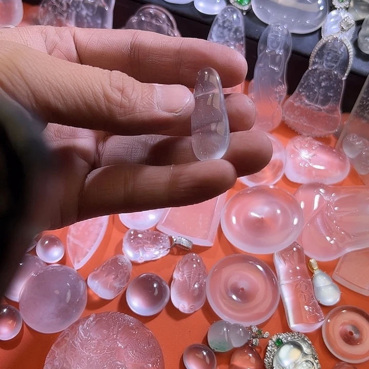 石英质玉未镶嵌颈饰