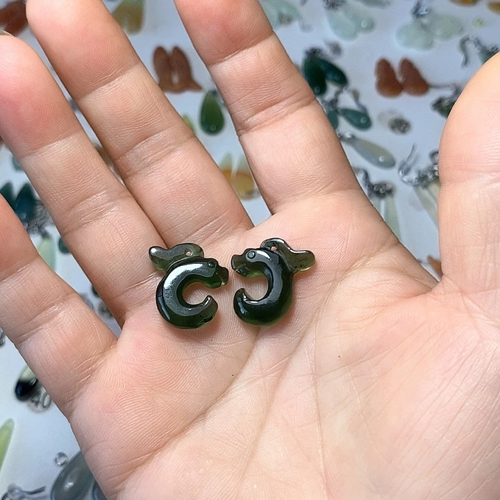 蛇纹石玉未镶嵌耳环