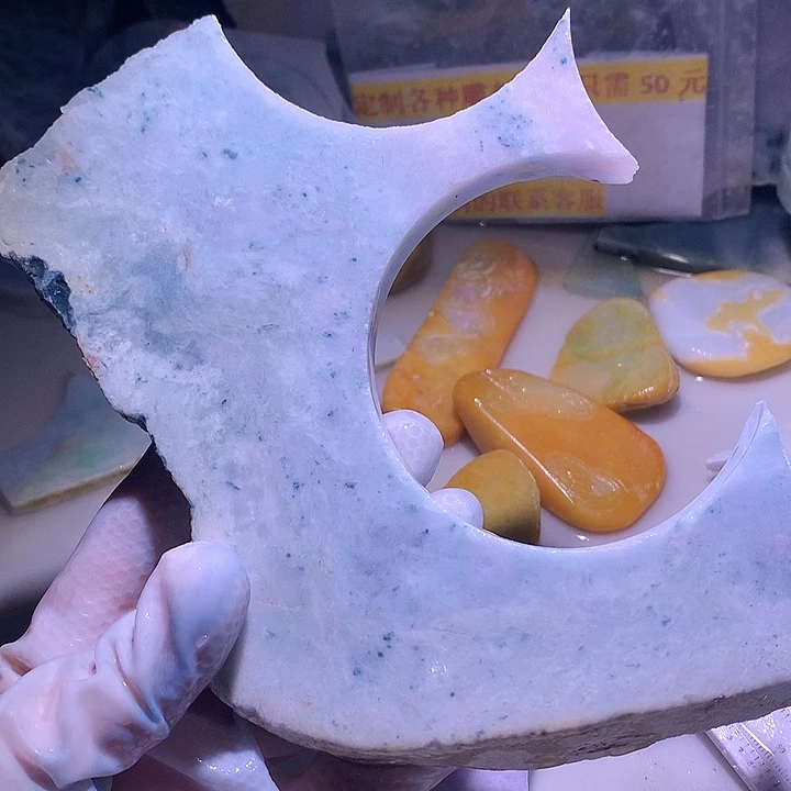 翡翠未镶嵌颈饰边角料