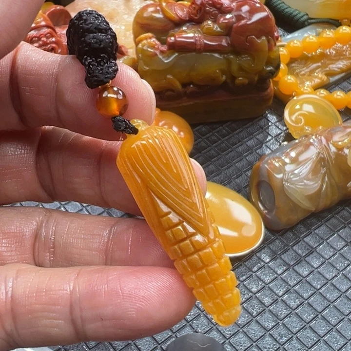 石英质玉（黄龙玉）颈饰未镶嵌