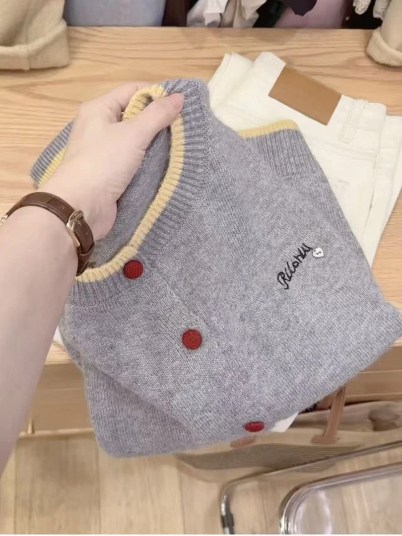 七言家新品！烟灰刺绣字母假两件红扣开衫@