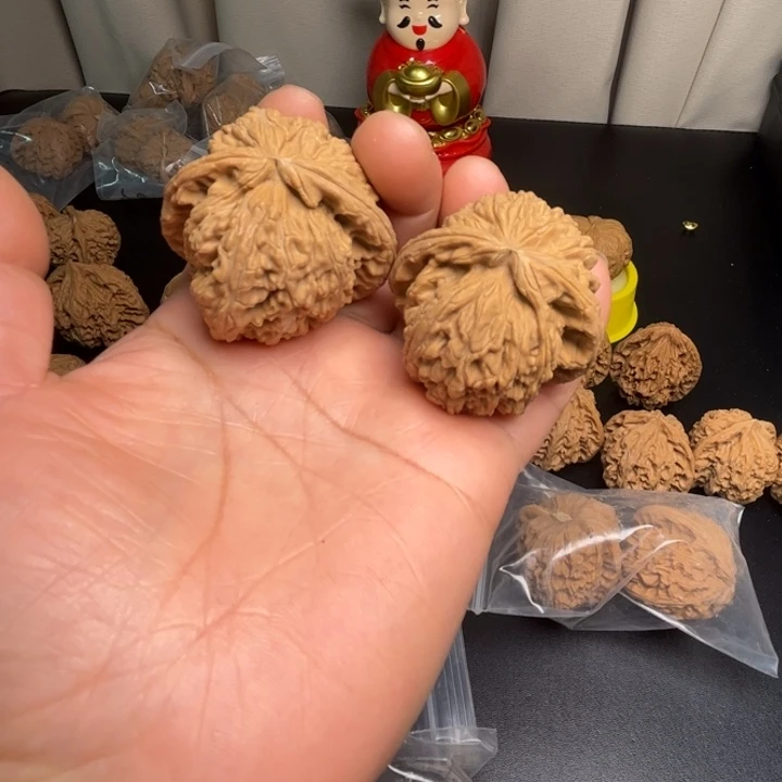 吊坠桃核白狮子44