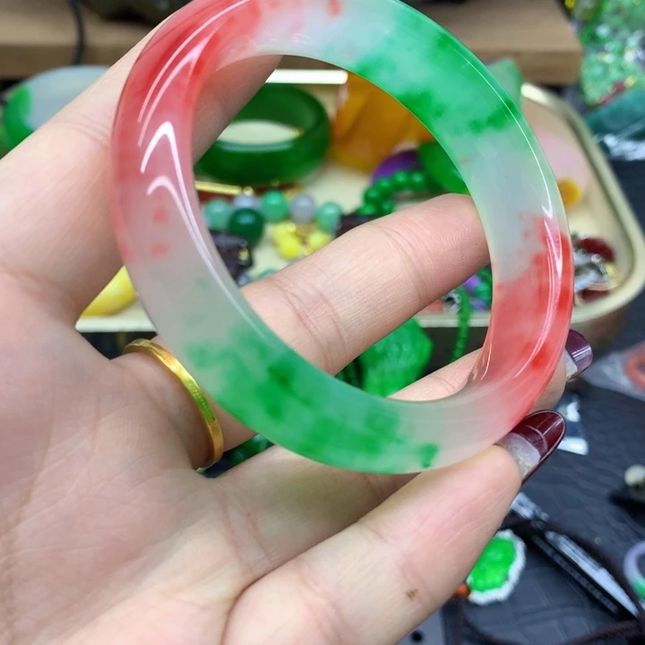 翡翠颈饰未镶嵌手镯