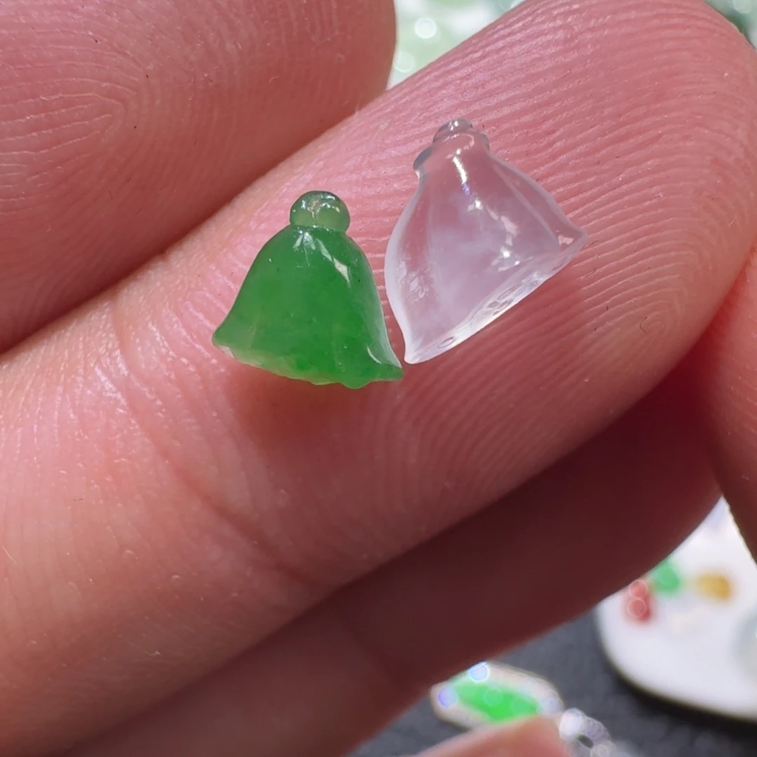 翡翠未镶嵌颈饰莲蓬