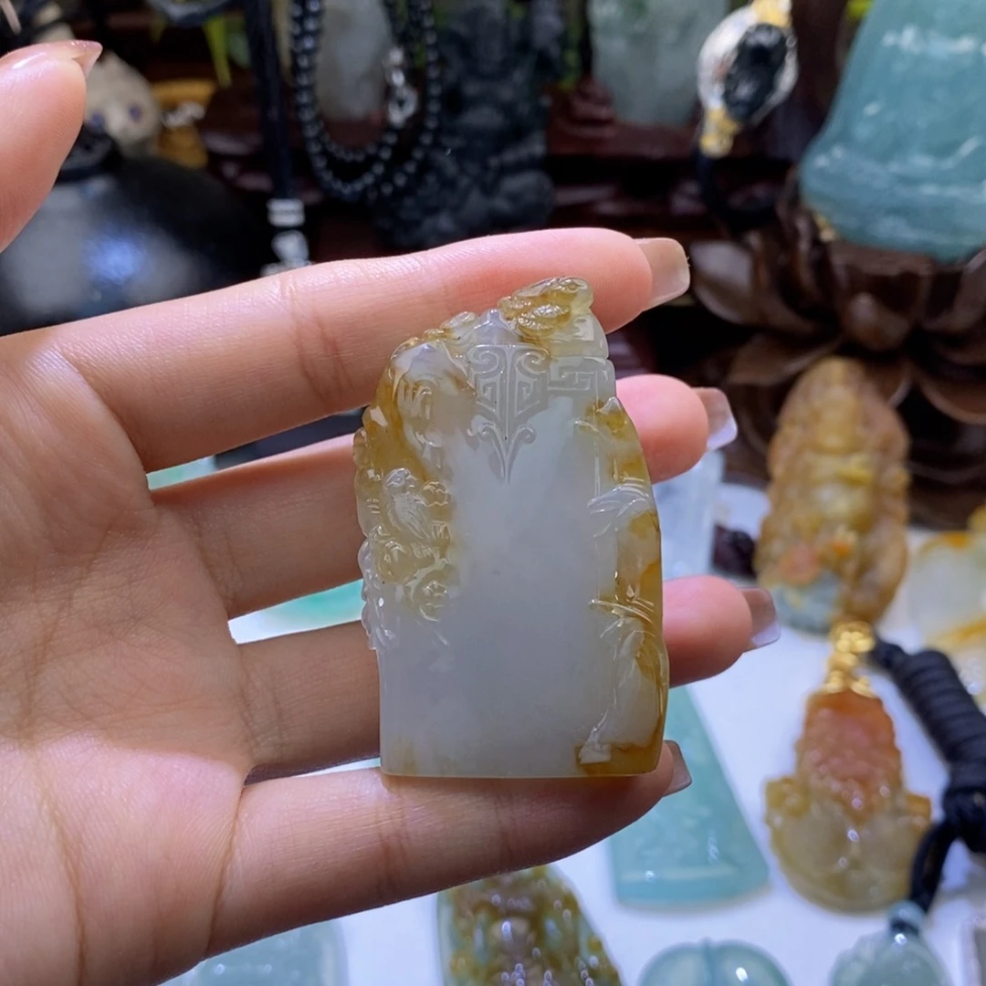 颈饰未镶嵌翡翠倾*。