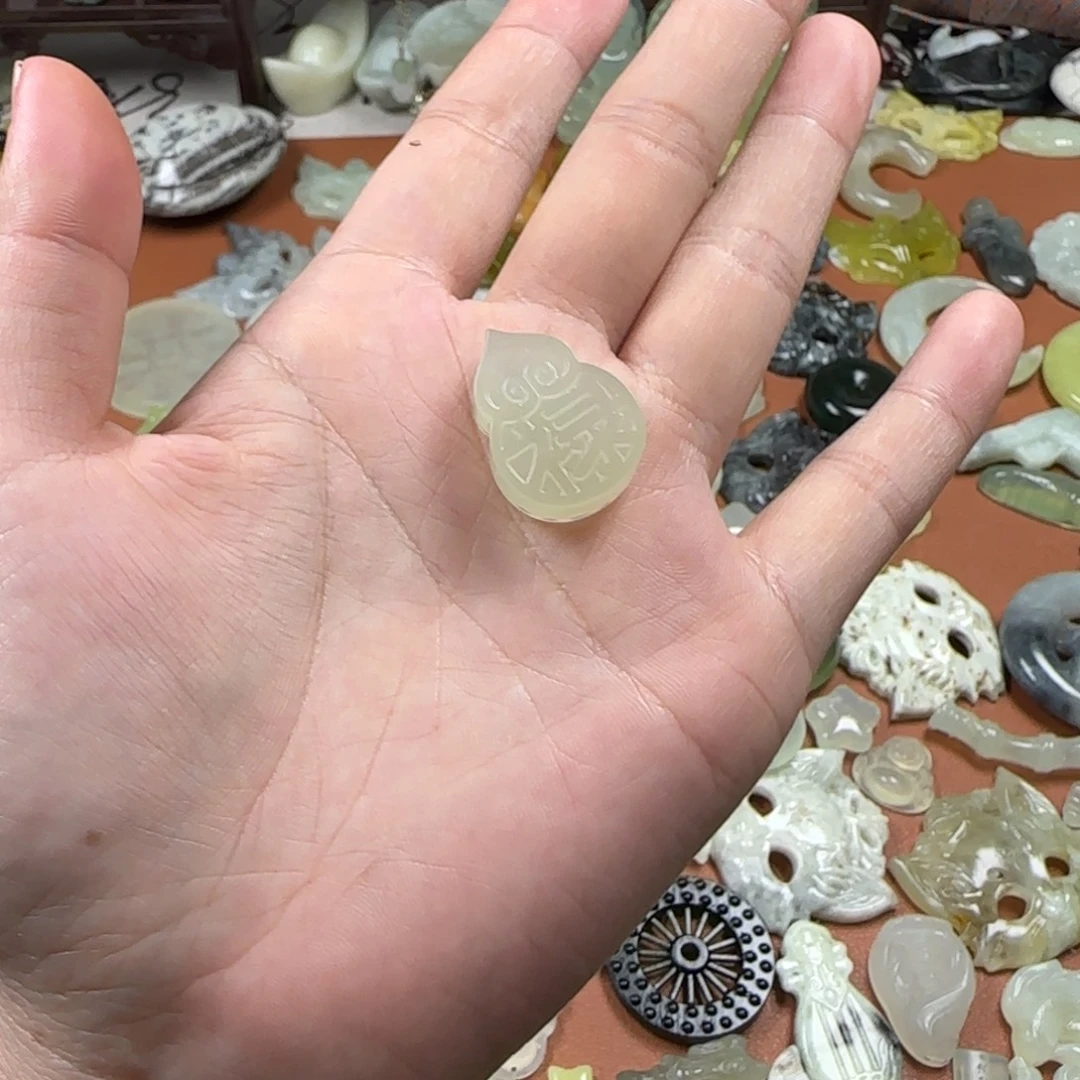 乖***头蛇纹石玉未镶嵌颈饰葫芦