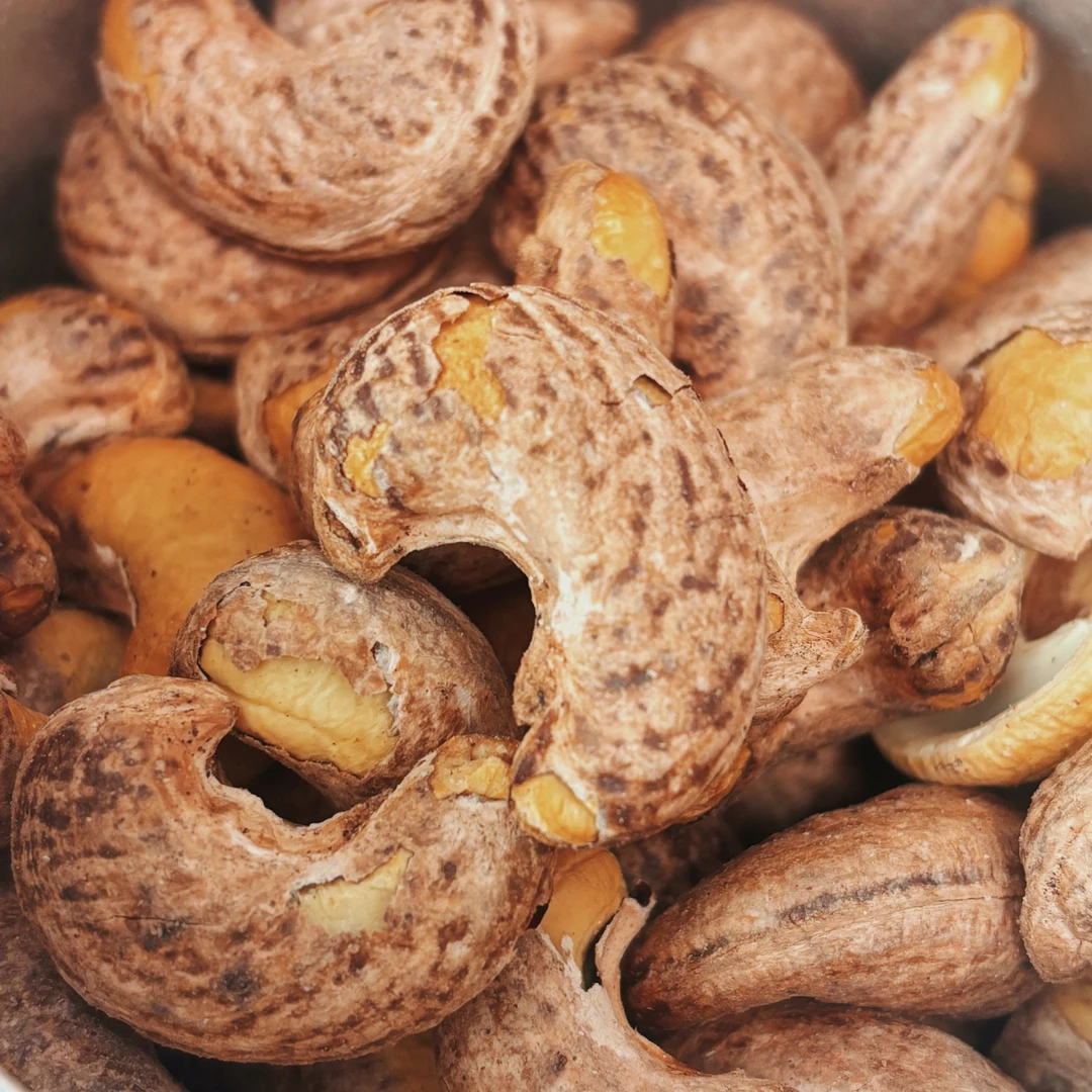 紫衣腰果低温慢烘工艺果形饱满圆果香咸香酥脆口感丰富坚果零食