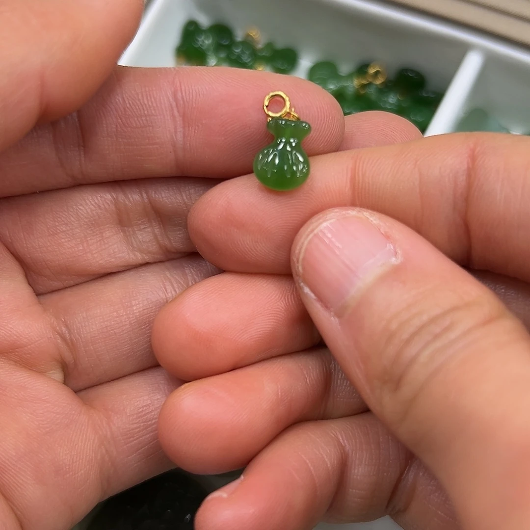 和田玉颈饰18K金镶嵌哎****呢