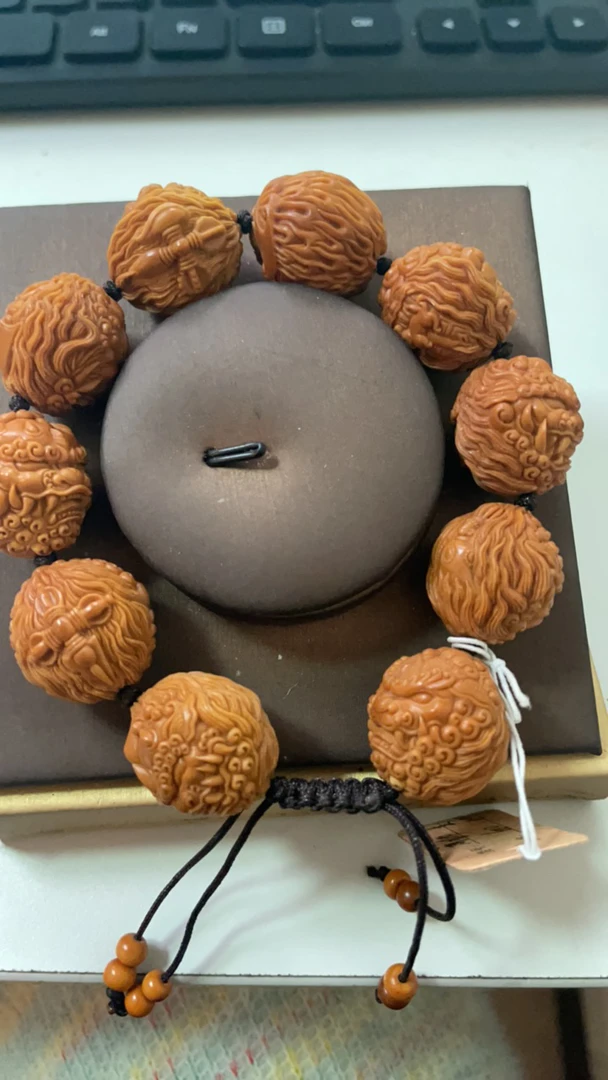 橄榄核雕刻文玩作品