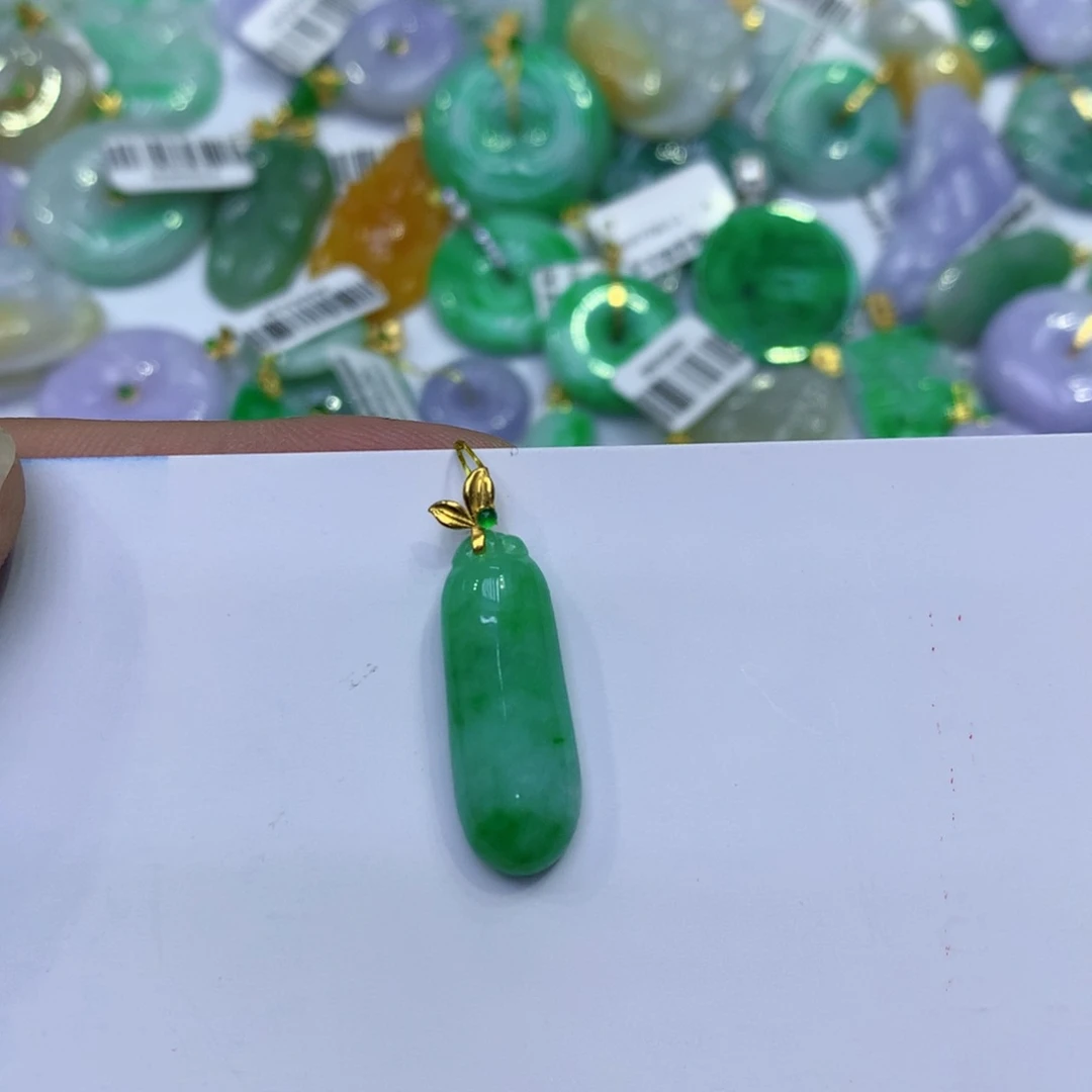 颈饰18K金镶嵌翡翠V****?