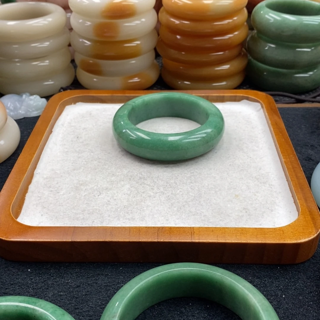 静***静石英质玉未镶嵌手镯