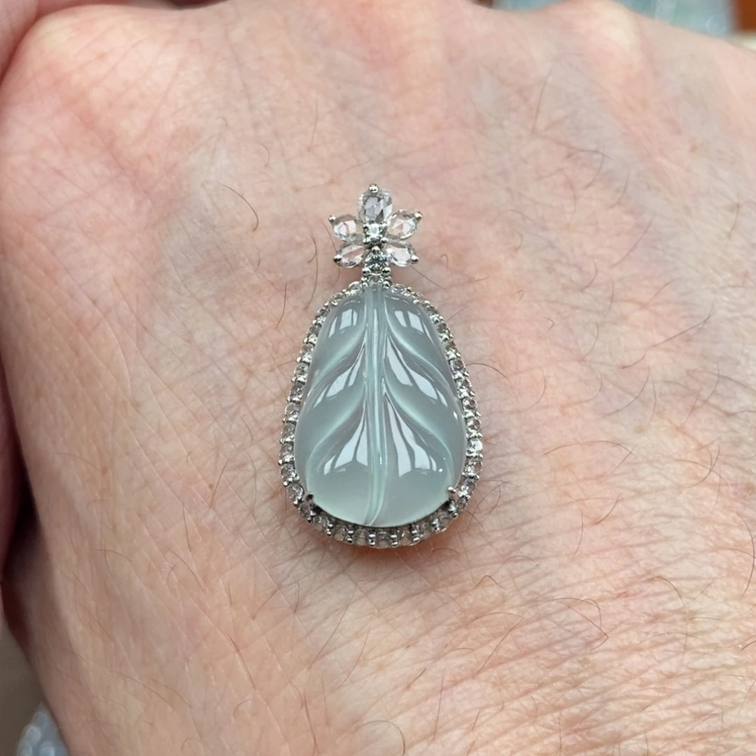 翡翠18K金镶嵌颈饰叶子