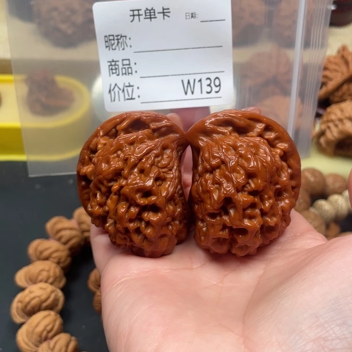 妳***屬把件桃核文玩的好的人