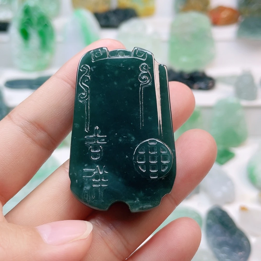 翡翠颈饰未镶嵌仿古牌