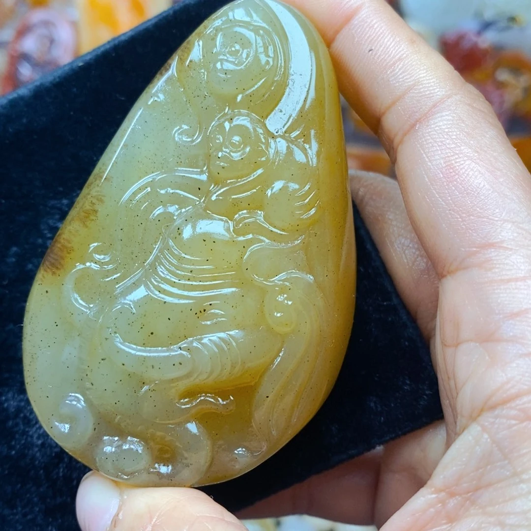 石英质玉（黄龙玉）未镶嵌颈饰