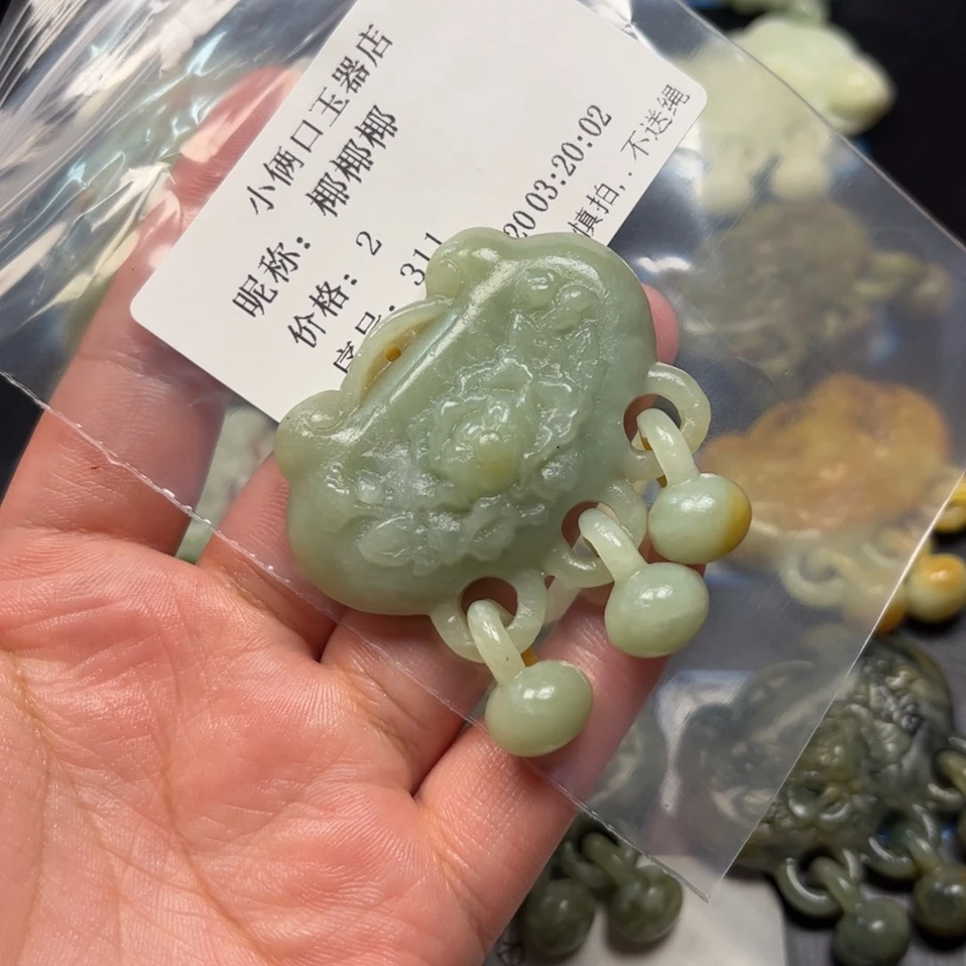 椰***椰未镶嵌蛇纹石玉颈饰
