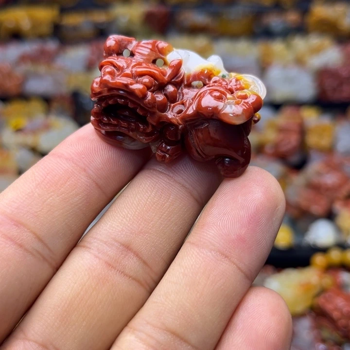 石英质玉（黄龙玉）未镶嵌颈饰