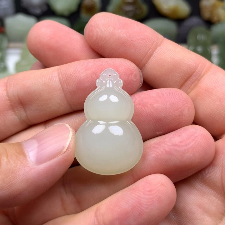 亮***和田玉未镶嵌颈饰