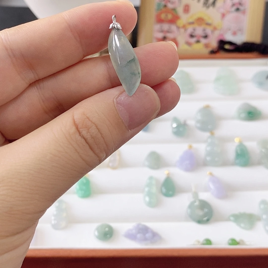 翡翠18K金镶嵌颈饰冰飘花随行