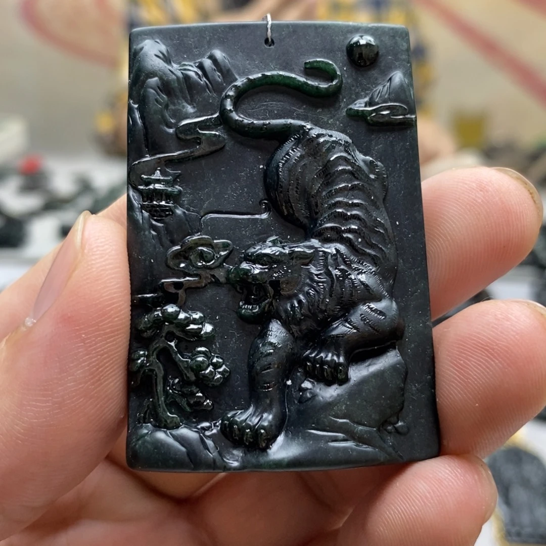 翡翠未镶嵌颈饰下山虎