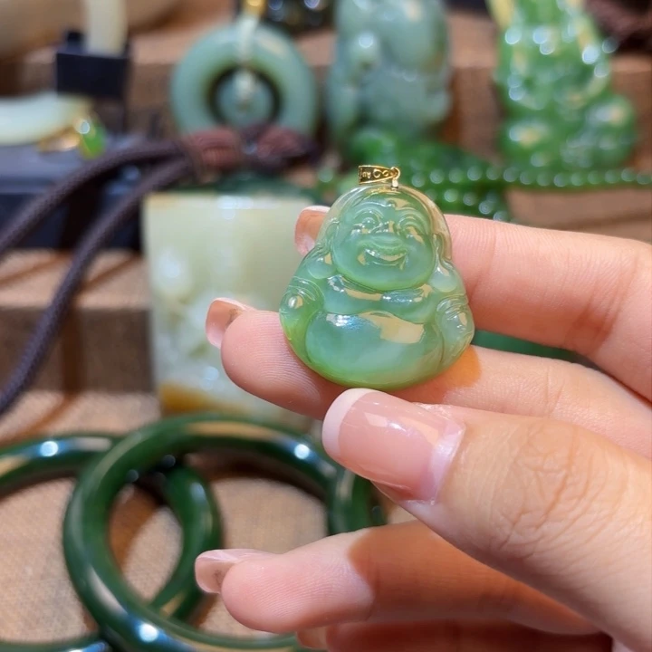 颈饰18K金镶嵌和田玉（碧玉）