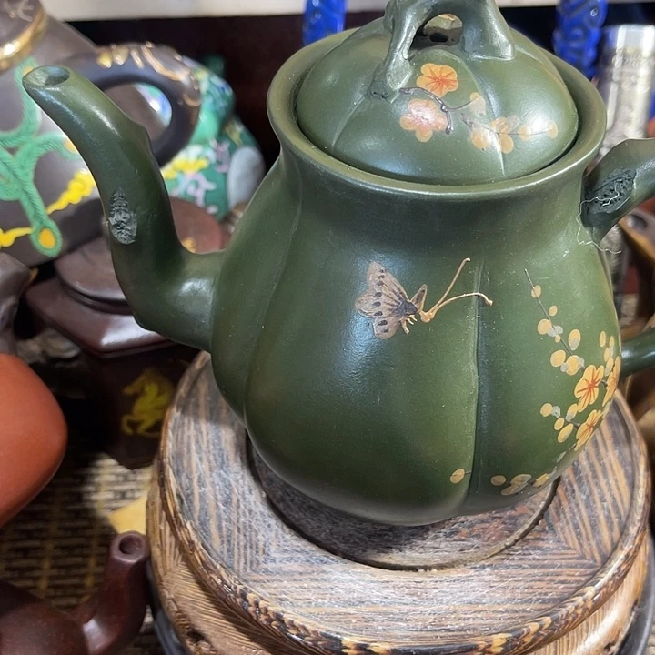 刘***柳茶壶紫泥原矿泥料手工制作的一把紫砂壶。