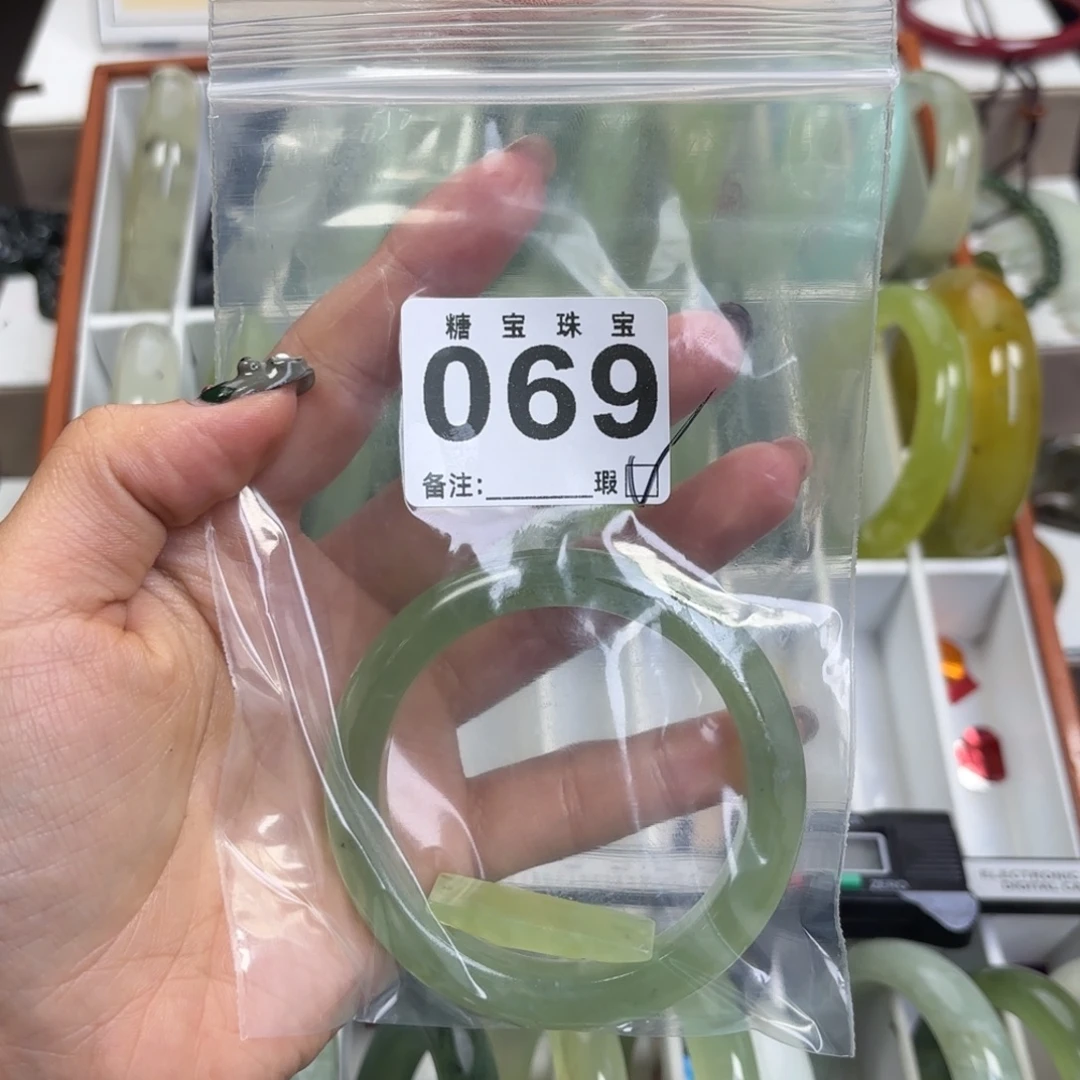 佛***妞蛇纹石玉未镶嵌手镯