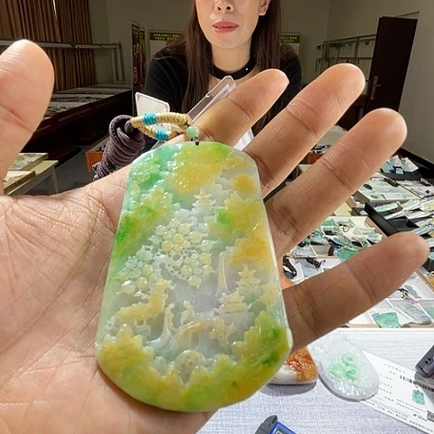 翡翠未镶嵌颈饰一个