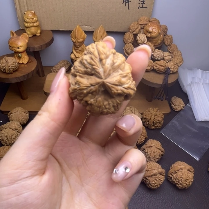 ****人吊坠桃核三棱单只异型有瑕