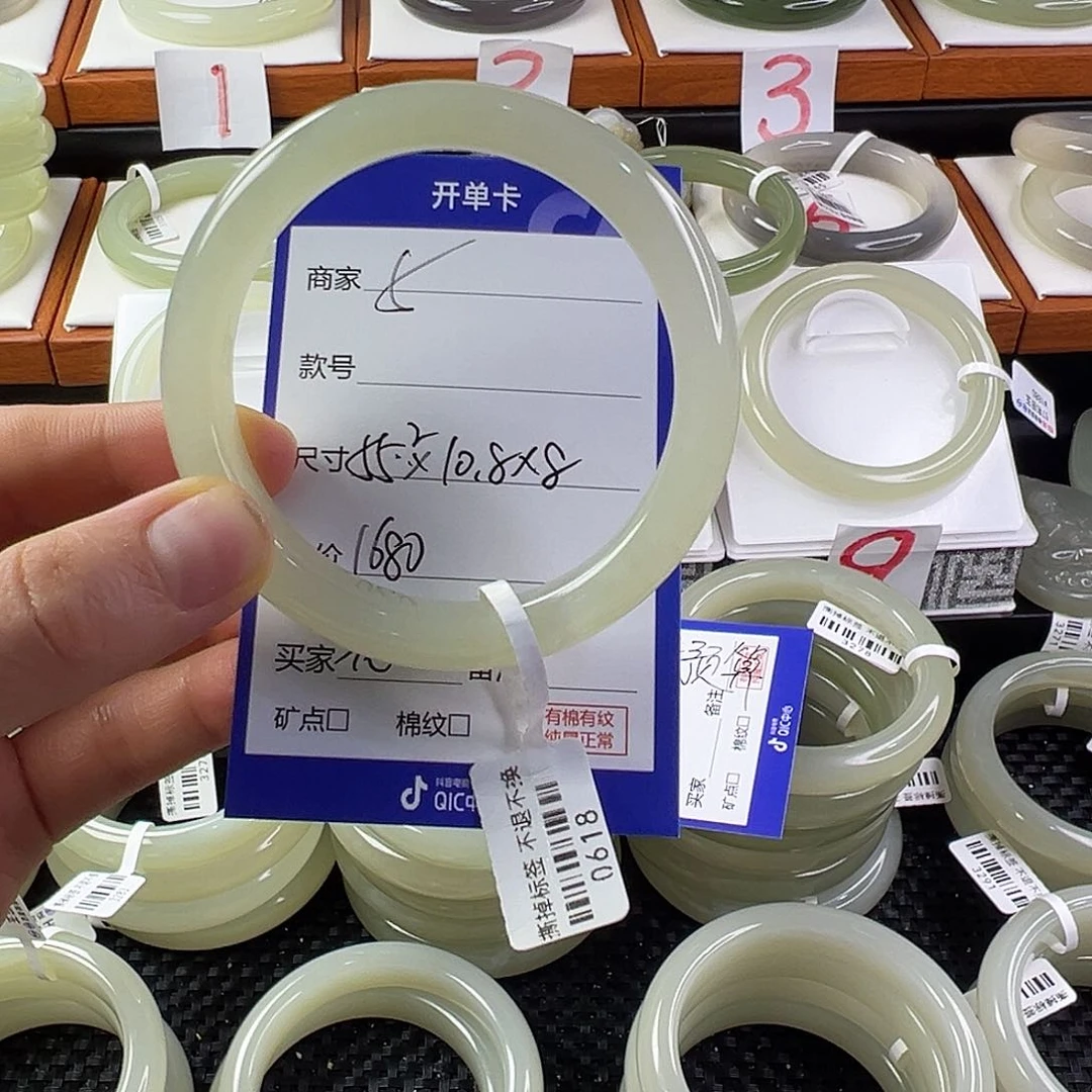 和田玉手镯未镶嵌花****贵