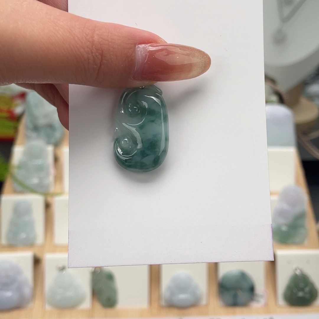 翡翠未镶嵌颈饰如意