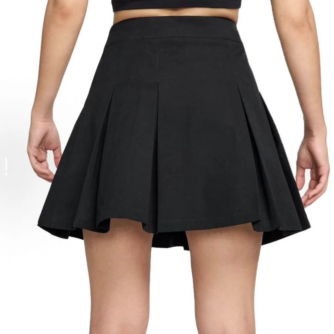 NIKE耐克 女子夏季运动休闲刺绣标简约百褶黑色半身裙HJ0060-010