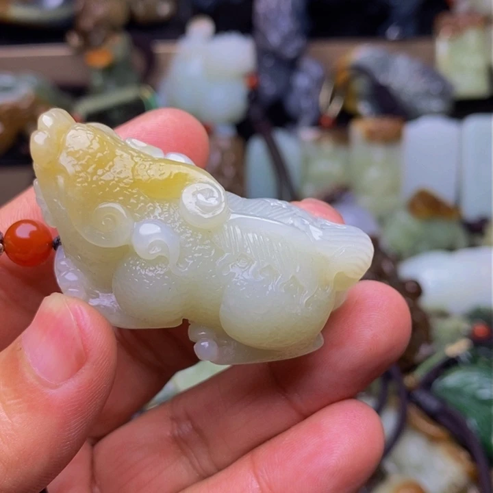 和田玉把件未镶嵌牛**哥