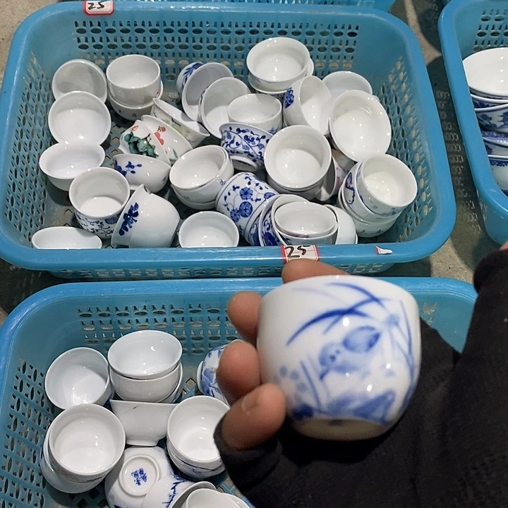 摆件景德镇窑的瓷器主要以瓷器和